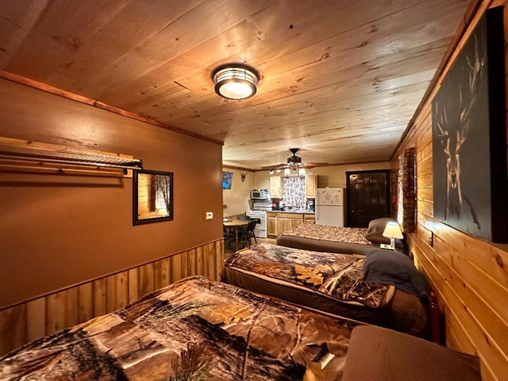 Best Bear Lodge & Campground Irons Eksteriør bilde