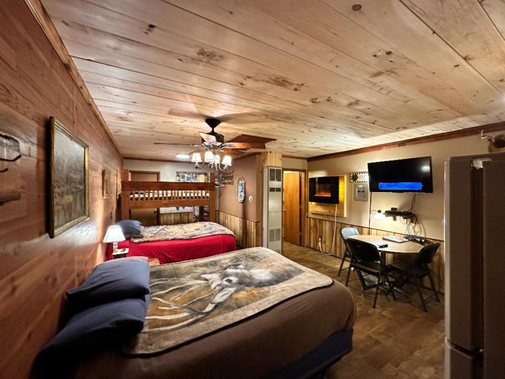 Best Bear Lodge & Campground Irons Eksteriør bilde
