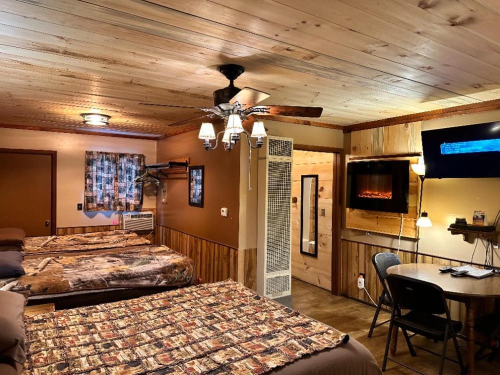 Best Bear Lodge & Campground Irons Eksteriør bilde