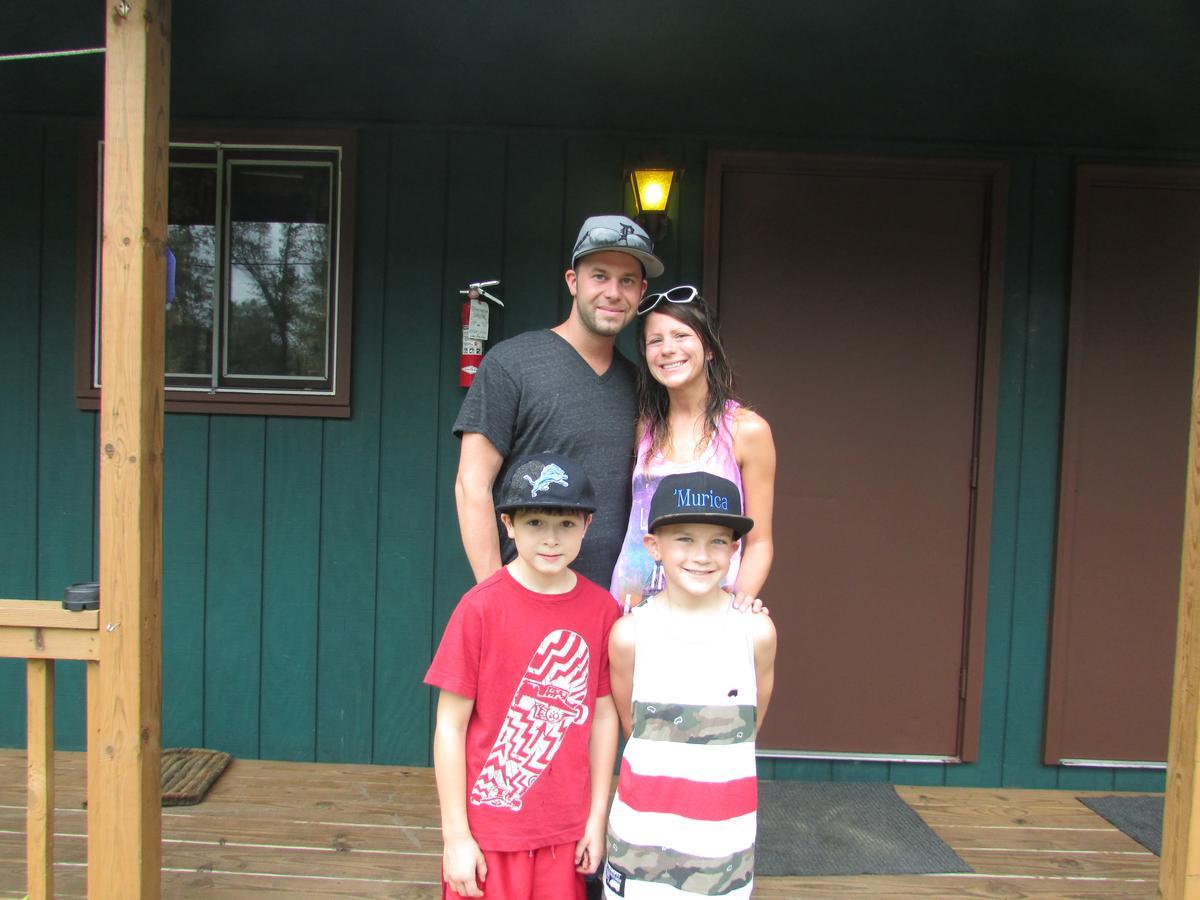 Best Bear Lodge & Campground Irons Eksteriør bilde